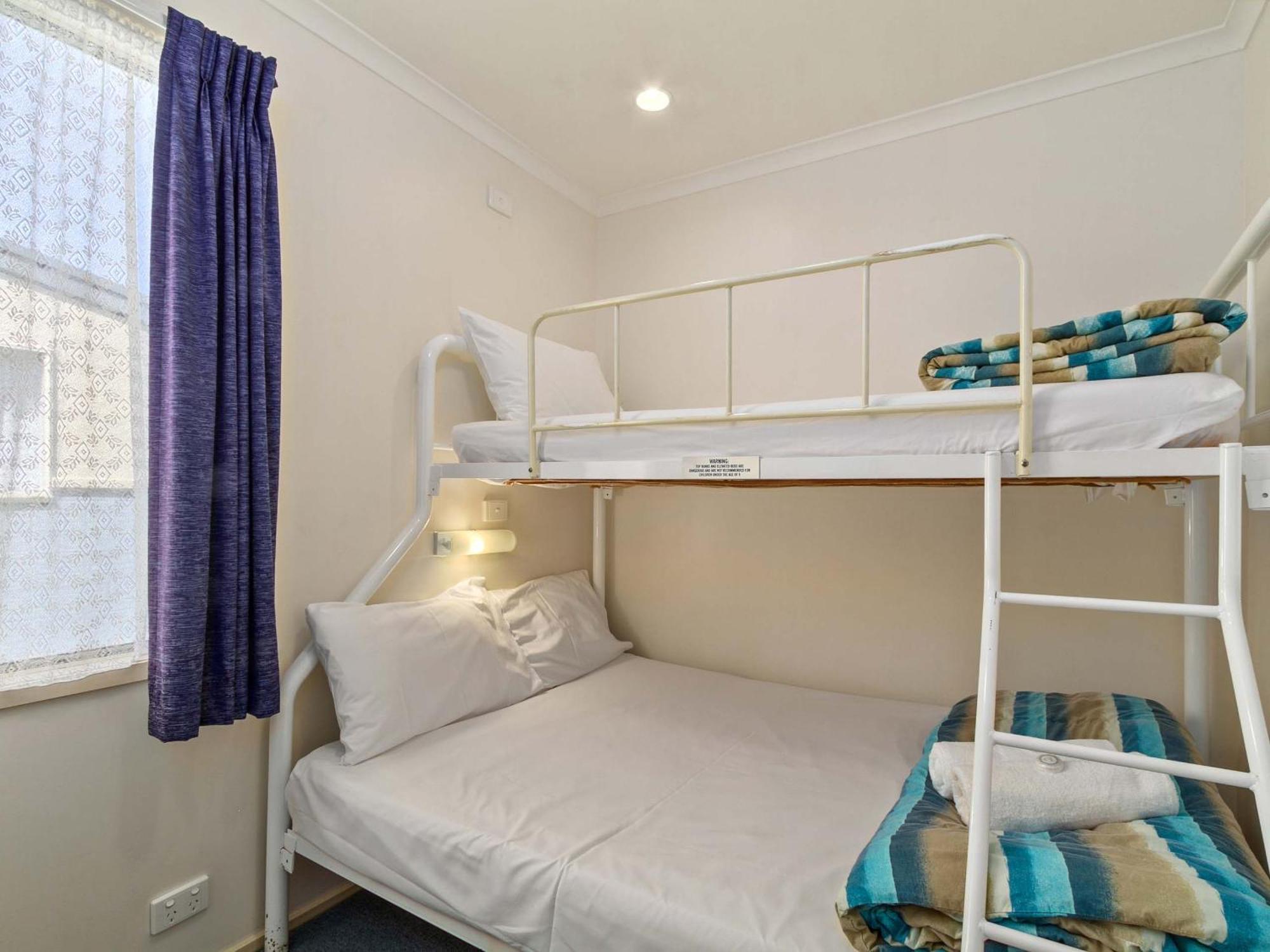 Waters Edge Holiday Park Lakes Entrance Exterior photo